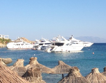 Park your yacht at the cosmopolitan Psarou beach